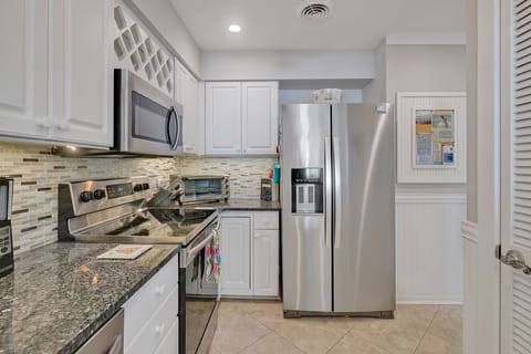 Gorgeous kitchen, fully equipped. Icemaker in freezer. Toaster oven, microwave.