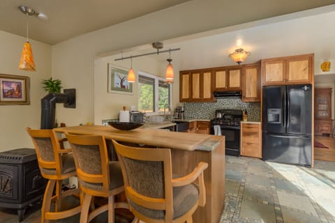 Pass through bar to kitchen.