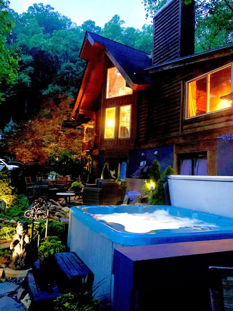 APPALACHIAN LOG CABIN -
Exceptional 5 Star - custom amenities