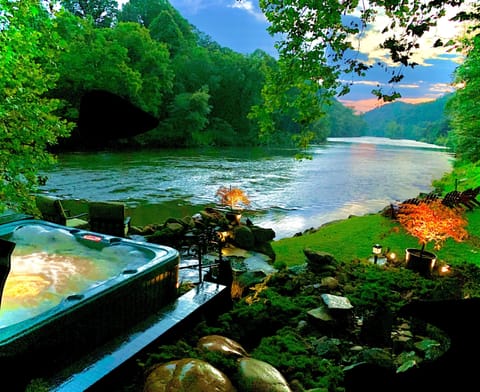 Romantic/ Private HOT TUB -
ALL season-magnificent view, sunset on river.