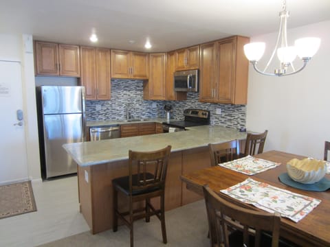 nice open kitchen, dining area.