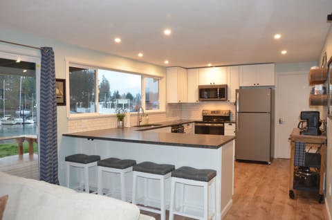 Seating at the kitchen peninsula