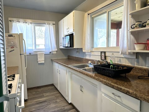 Large kitchen with great counter space :)