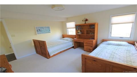 4 bedrooms, iron/ironing board, internet