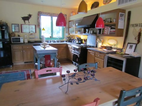Vineyard View Cottage Country Kitchen with all Amenities