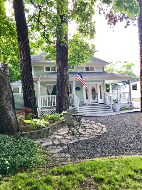 Walk to main beach and downtown! Relax on wrapped front porch 