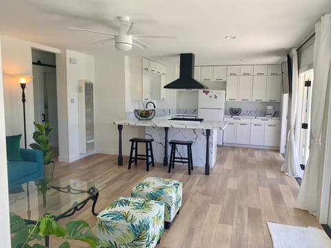 Private kitchen | Fridge, microwave, oven, stovetop