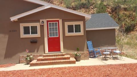 The Cozy Lakeside Cottage