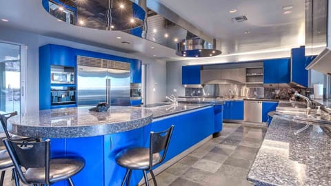 Bright & luxurious kitchen w/ amazing appliances & plenty of cooking space
