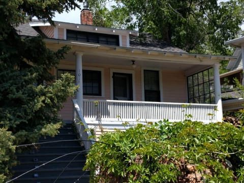 Hummingbird cottage, great covered porch to read or wait for a Hummingbird flyby