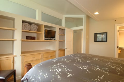 Spacious Bedroom with Loads of Built-in Drawers & Shelves, Walk-in Closet
