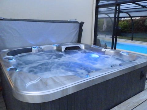 Indoor spa tub