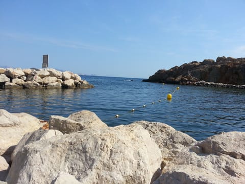 Beach nearby, sun loungers, beach towels