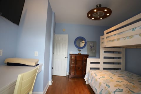 8 bedrooms, premium bedding, pillowtop beds, desk