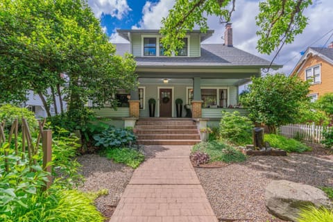 Historic Craftsman 2 Blocks from Downtown, GFU and Cultural Center!