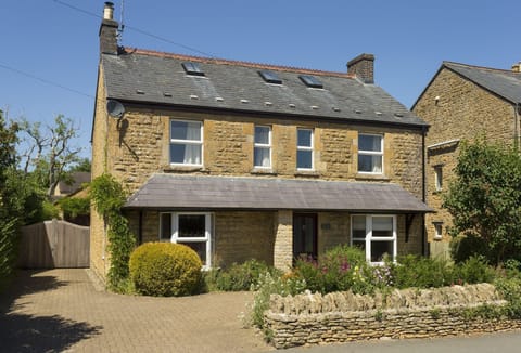 Millstone Cottage is perfectly located on the edge of Bourton-on-the-Water