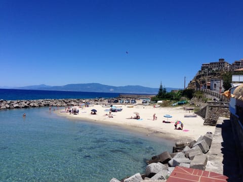 Beach nearby, sun loungers, beach towels