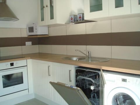Fully-equipped kitchen: wash dishes, washing machine...