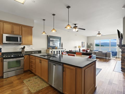 Condo 7108 - Kitchen with Lake View