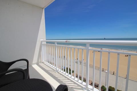 Ocean Sands Resort oceanfront suite with balcony Estância in Virginia Beach