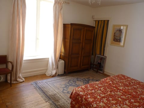 room with 2 single beds