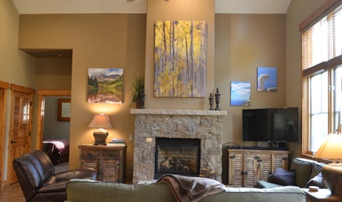 Enjoy the ambience and warmth in front of the gas fireplace!