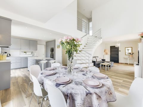 White, Room, Dining Room, Property, Interior Design, Furniture, Floor, Building, House, Table