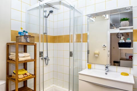 Combined shower/tub, hair dryer, towels, soap