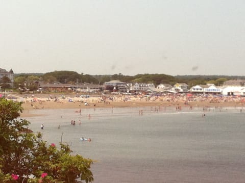 Beach nearby, sun loungers, beach towels