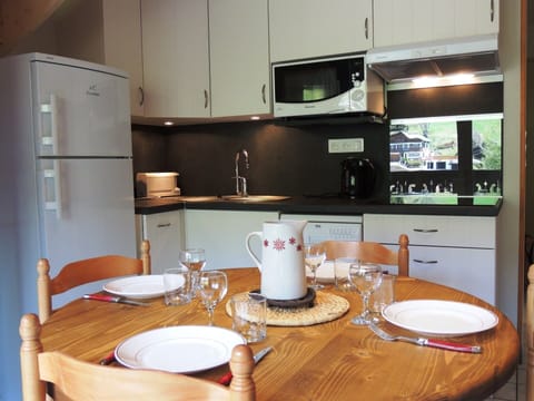 Private kitchen | Fridge, microwave, oven, stovetop