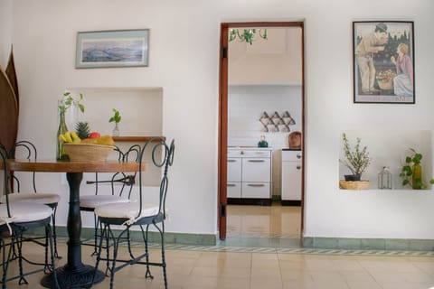 Vista de comedor y entrada de cocina/ View of dining area and kitchen entrance.