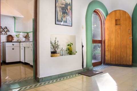 Vista parcial de entrada y cocina/ Partial view of entrance and kitchen