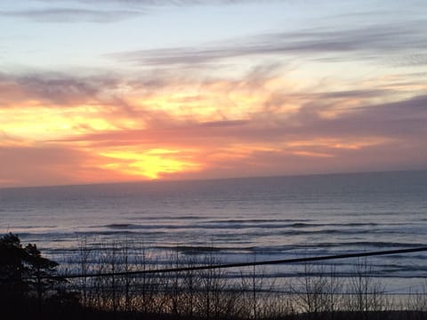 Beach nearby, sun loungers, beach towels