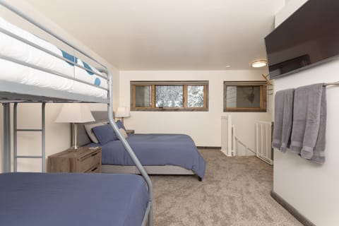 2nd level bedroom (queen, full, twin beds)