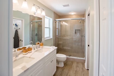 Combined shower/tub, hair dryer, towels