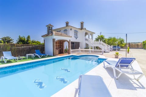 Enjoy the private pool of this luxury estate in Alhaurín el Grande