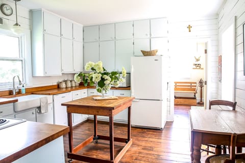 Private kitchen | Fridge, microwave, oven, stovetop