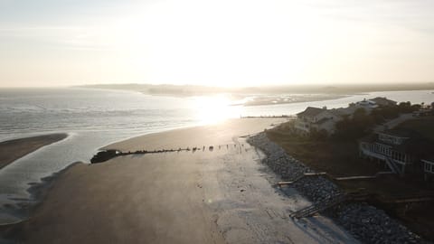 Beach nearby, sun loungers, beach towels