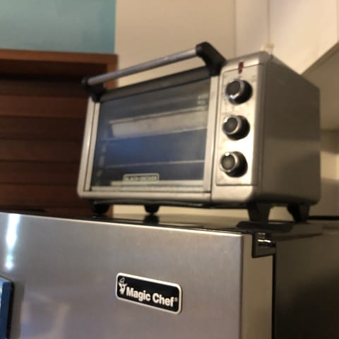 1000 watt Toaster oven. fits a 9" pizza.
