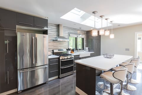 Kitchen and bar seating for 4