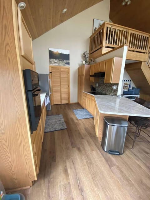 Open kitchen to the living room and dinning table so the cook still can be with the group!