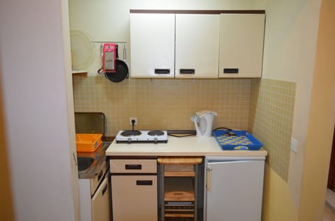 Fridge, oven, coffee/tea maker, electric kettle