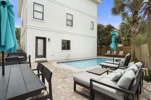 22-Sea-The-Sun-Pool-Patio