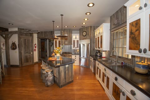 The fully equipped, beautiful kitchen 