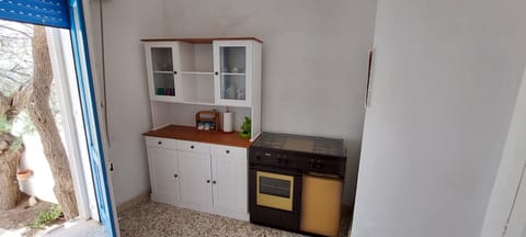 Fridge, oven, stovetop, cookware/dishes/utensils