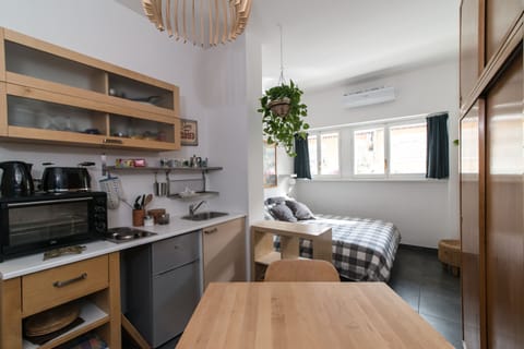 Studio with kitdchen corner