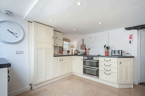 Gassons View Kitchen - StayCotswold