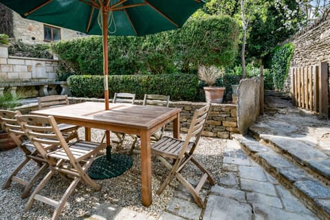 Gassons View Patio - StayCotswold