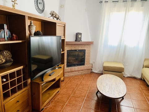 Smart TV, fireplace, DVD player, table tennis