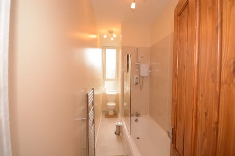 Combined shower/tub, hair dryer, towels